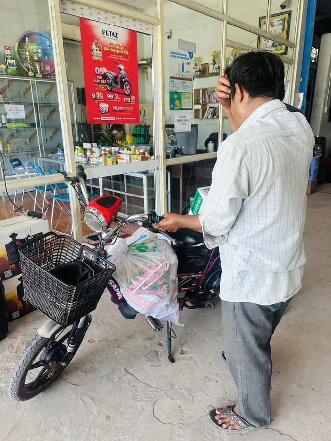Bà con tại cửa hàng VOCHIRON