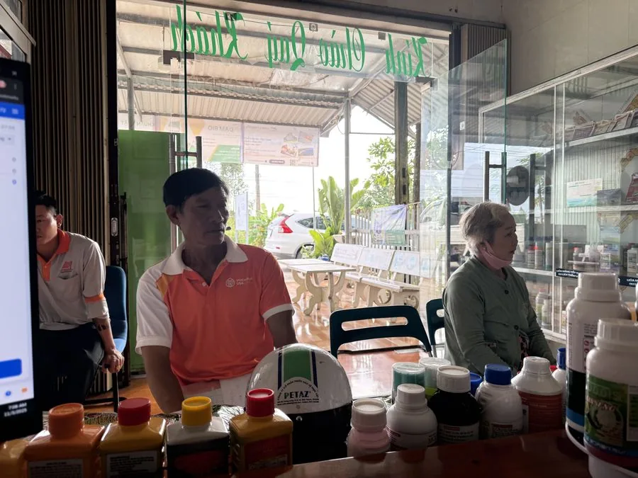 Bà con tại cửa hàng VOCHIRON